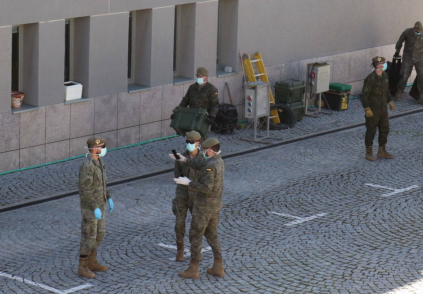 Trabajos durante la tarde de este jueves en el aparcamiento del Hospital de General.