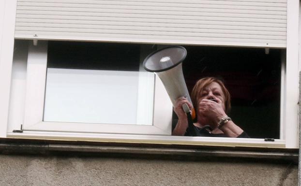 Isabel invita a sus vecinos de Poniente a participar en un vermú desde sus ventanas. 