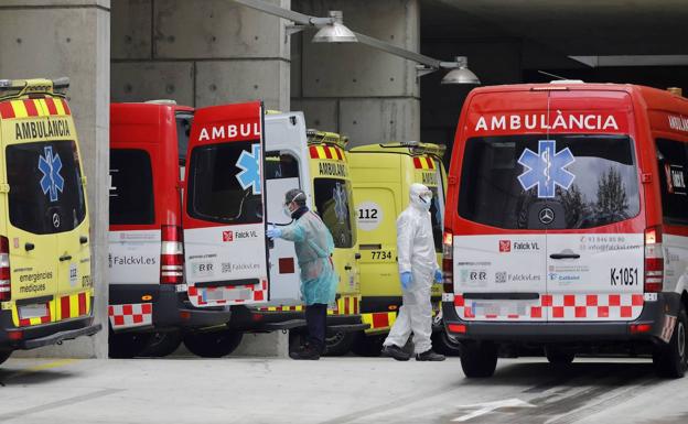 Dos sanitarios, en la entrada de Urgencias de un Hospital. 