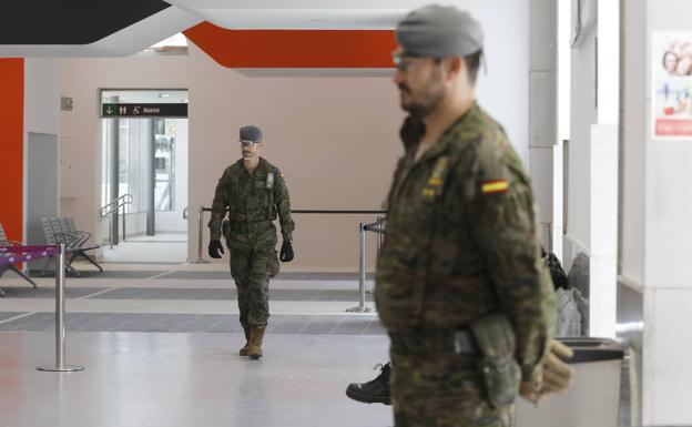 El Ejército patrulla por la estación de trenes. 