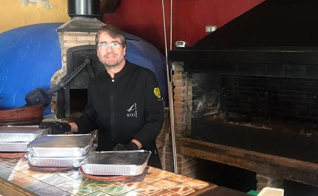 Ramón Molpeceres, de El Caballero de Olmedo, prepara lechazo y pollo asado para llevar. 