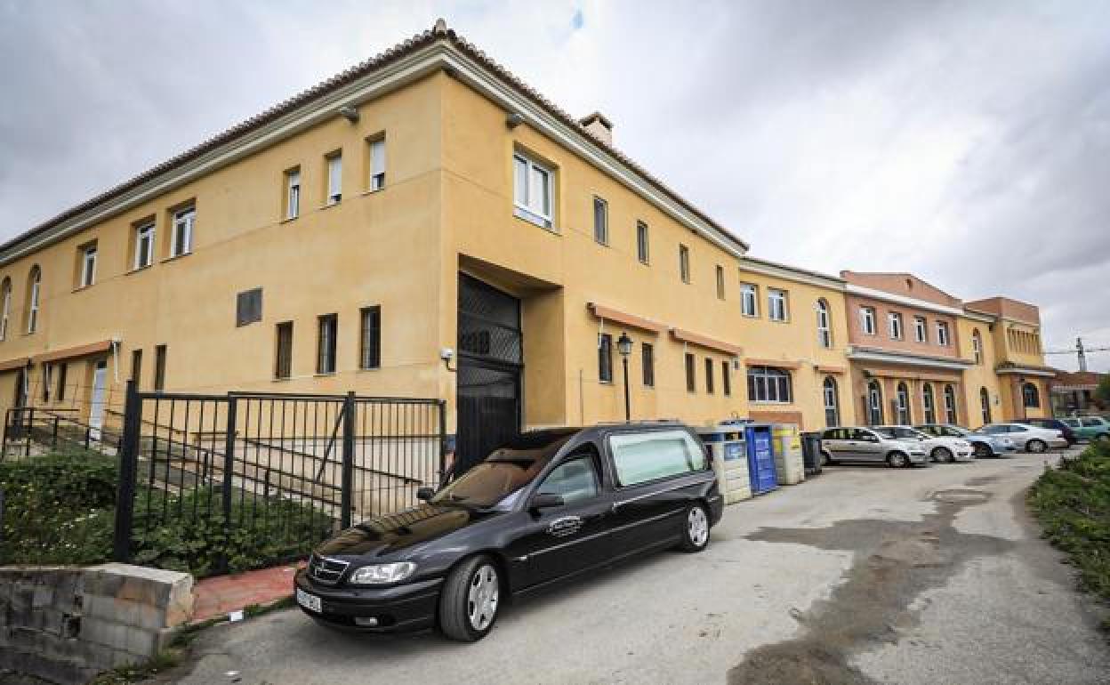 Un coche funerario, a las puertas de la residencia de ancianos de Cájar. 