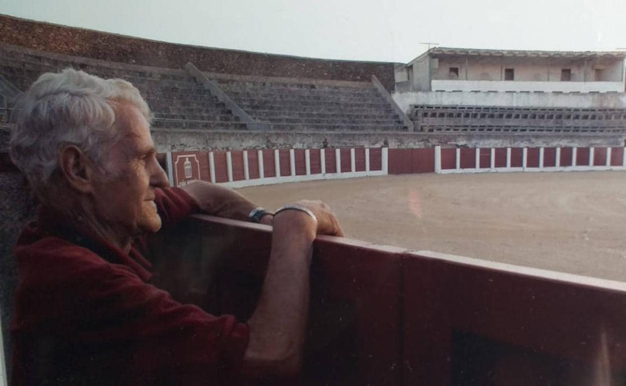 Santiago Muñoz observa el coso de una plaza de toros en una imagen de archivo. 