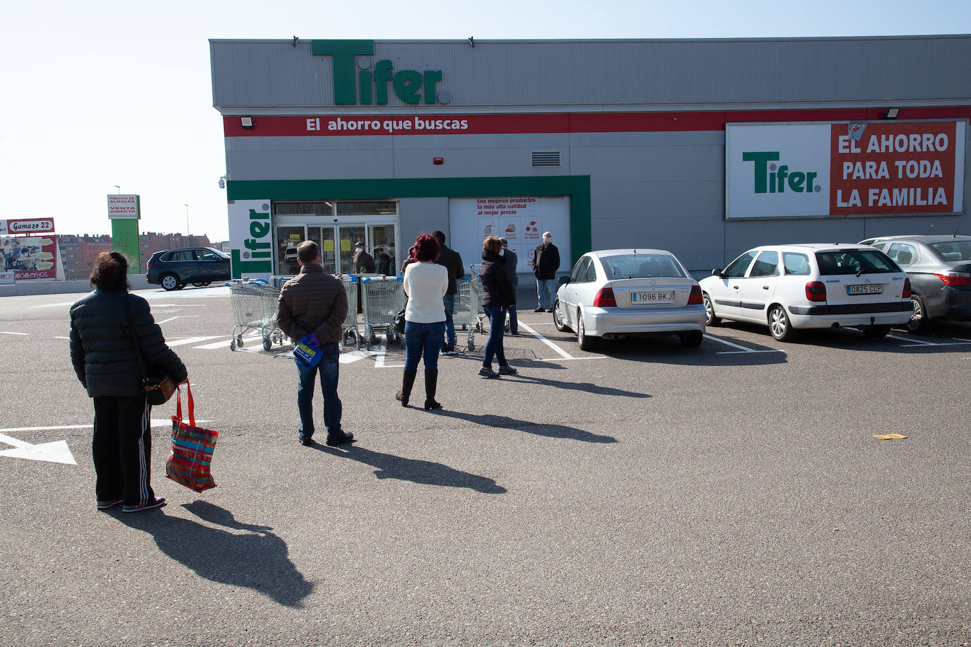 Cola en un supermercado de Zamora.