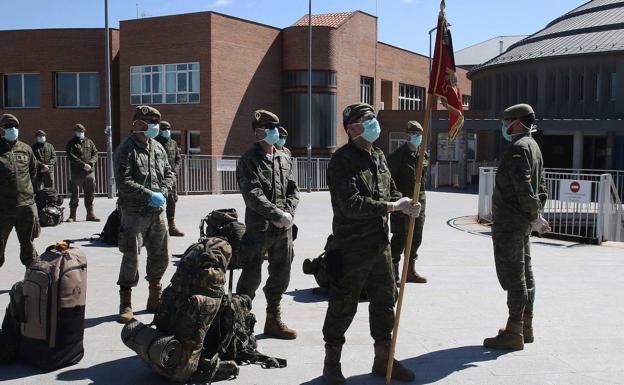 El Ejército de tierra monta un hospital de campaña en el párking del Hospital General de Segovia.