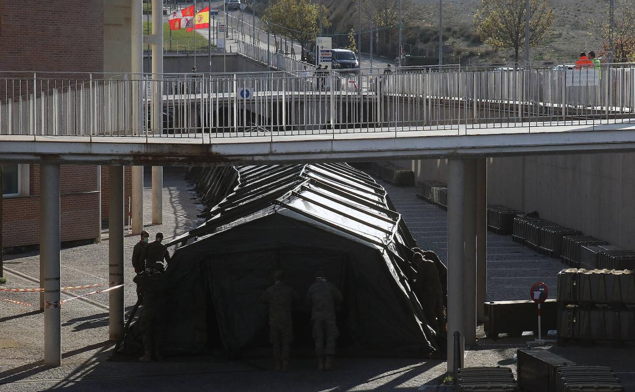 Los ingenieros militares ultiman el montaje del hospital de campaña en Segovia. 