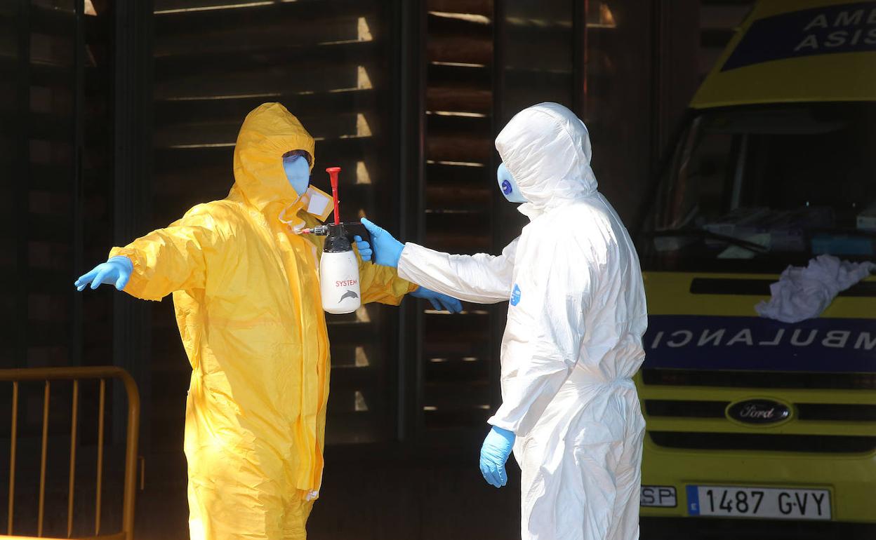 Personal sanitario con trajes de protección en Valladolid. 