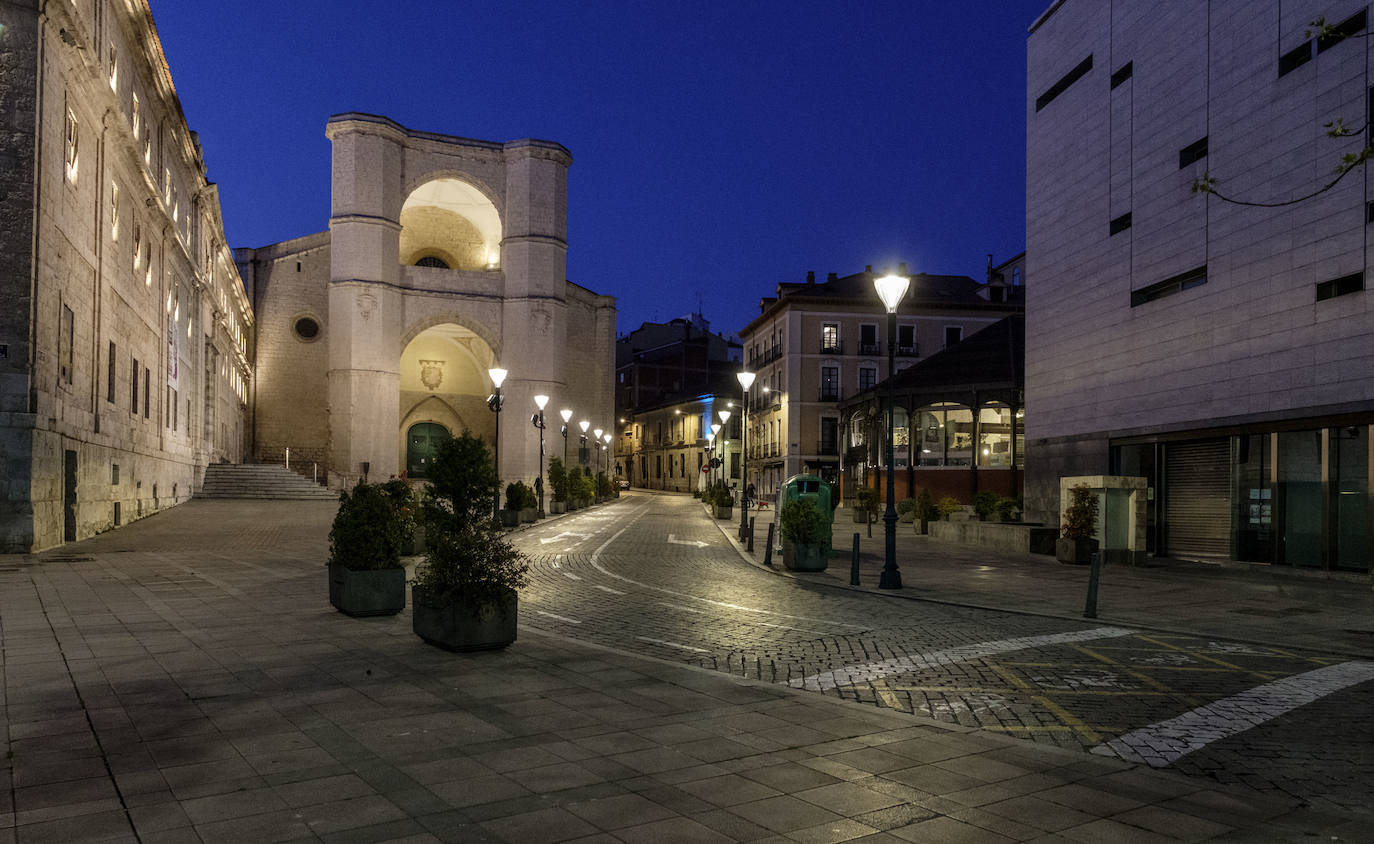 El confinamiento en los domicilios al que obliga el estado de alarma por la crisis del coronavirus ha dejado prácticamente desiertas las calles de Valladolid. 