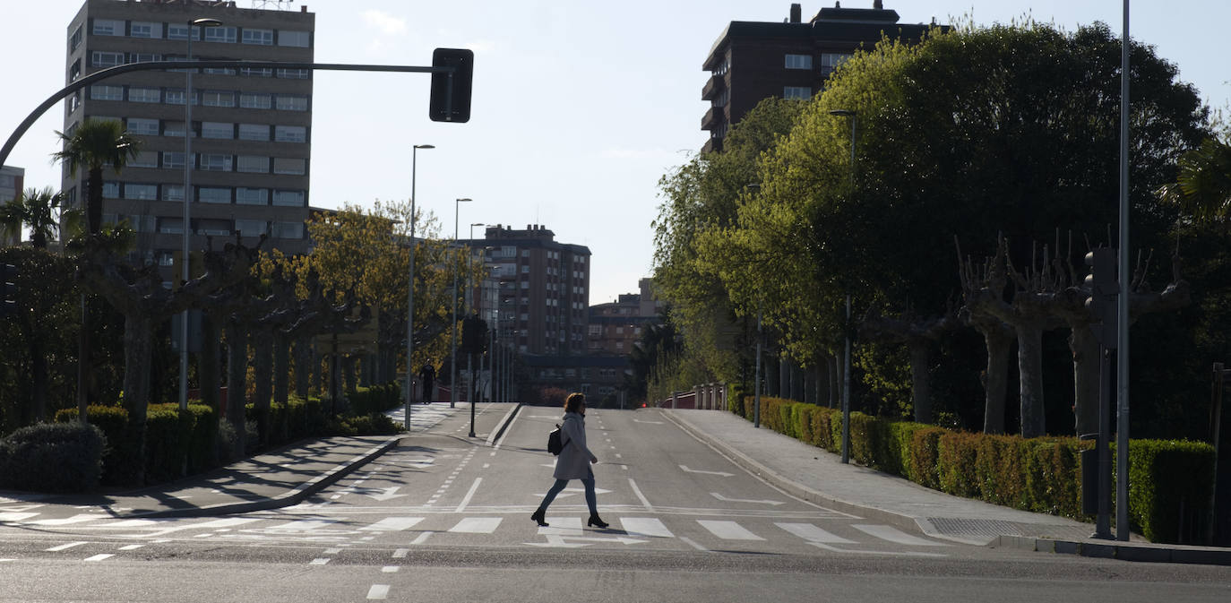 El confinamiento en los domicilios al que obliga el estado de alarma por la crisis del coronavirus ha dejado prácticamente desiertas las calles de Valladolid. 