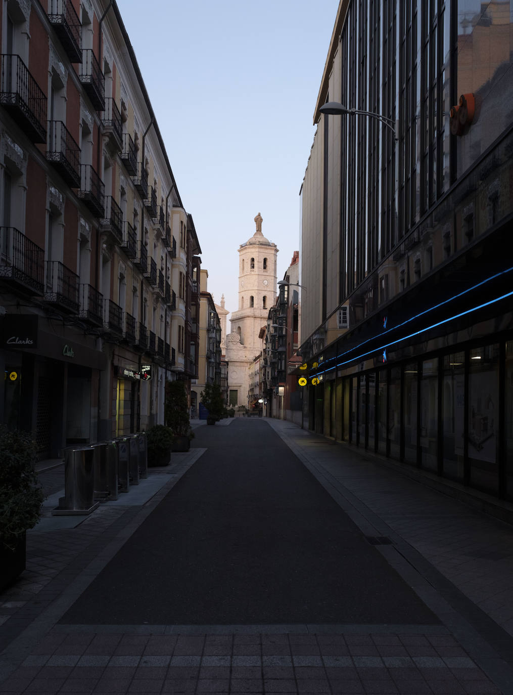 El confinamiento en los domicilios al que obliga el estado de alarma por la crisis del coronavirus ha dejado prácticamente desiertas las calles de Valladolid. 