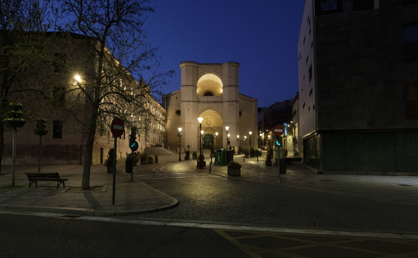 El confinamiento en los domicilios al que obliga el estado de alarma por la crisis del coronavirus ha dejado prácticamente desiertas las calles de Valladolid. 