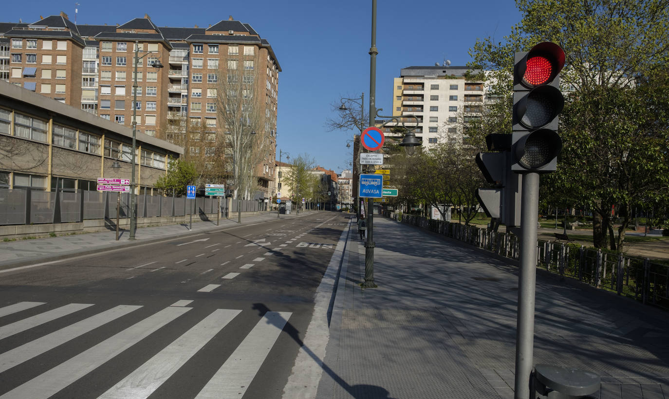 El confinamiento en los domicilios al que obliga el estado de alarma por la crisis del coronavirus ha dejado prácticamente desiertas las calles de Valladolid. 