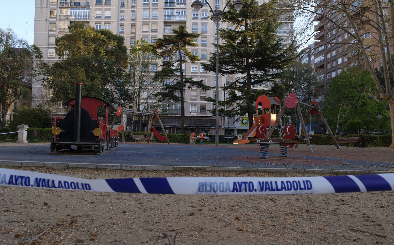 El confinamiento en los domicilios al que obliga el estado de alarma por la crisis del coronavirus ha dejado prácticamente desiertas las calles de Valladolid. 