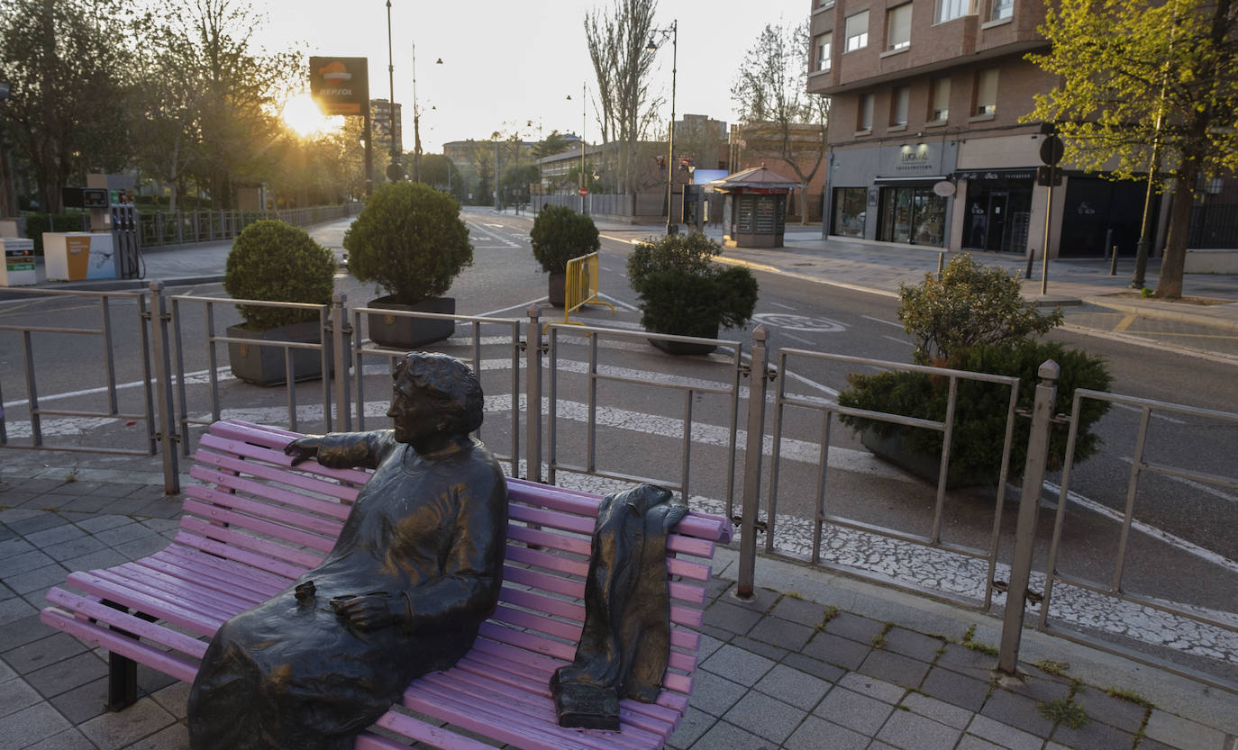 El confinamiento en los domicilios al que obliga el estado de alarma por la crisis del coronavirus ha dejado prácticamente desiertas las calles de Valladolid. 