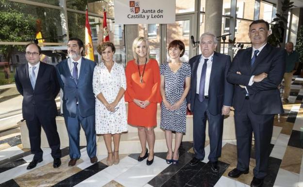 Casado, rodeada de parte del equipo directivo de la Consejería de Sanidad, durente una toma de posesión el pasado verano.