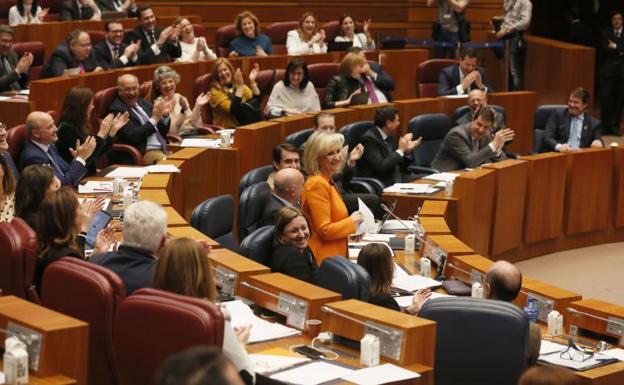 Casado, en el último pleno celebrado en las Cortes de Castilla y León, responde a una pregunta de la oposición.