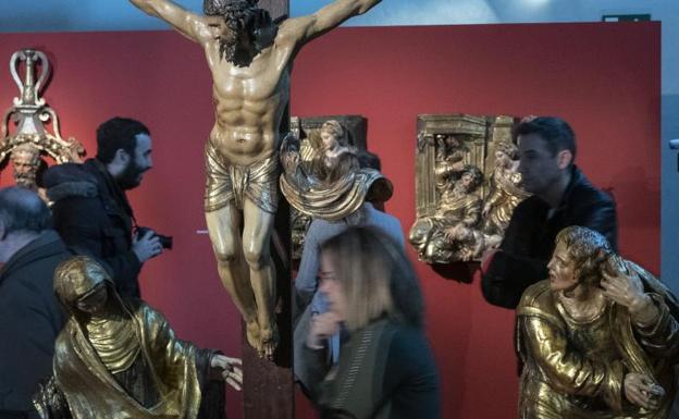 El público observa las esculturas de Berruguete, en al exposición del Museo de Escultura. 