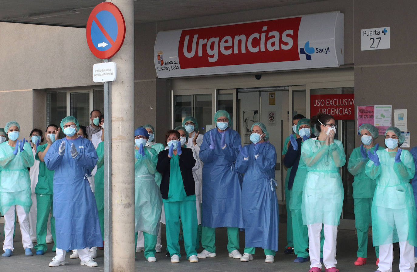 Personal sanitario aplaude a las puertas de Urgencias.