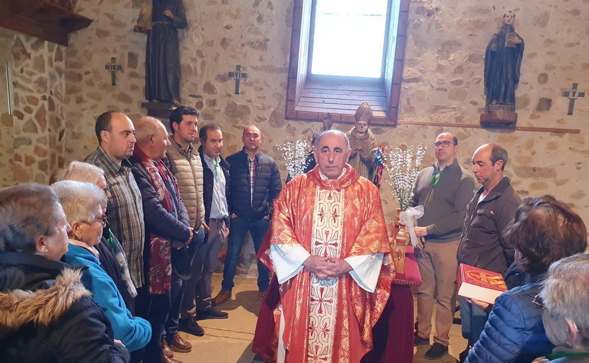 Alfredo Ramajo (centro), celebrando la festividad de San Blas en el Maíllo.