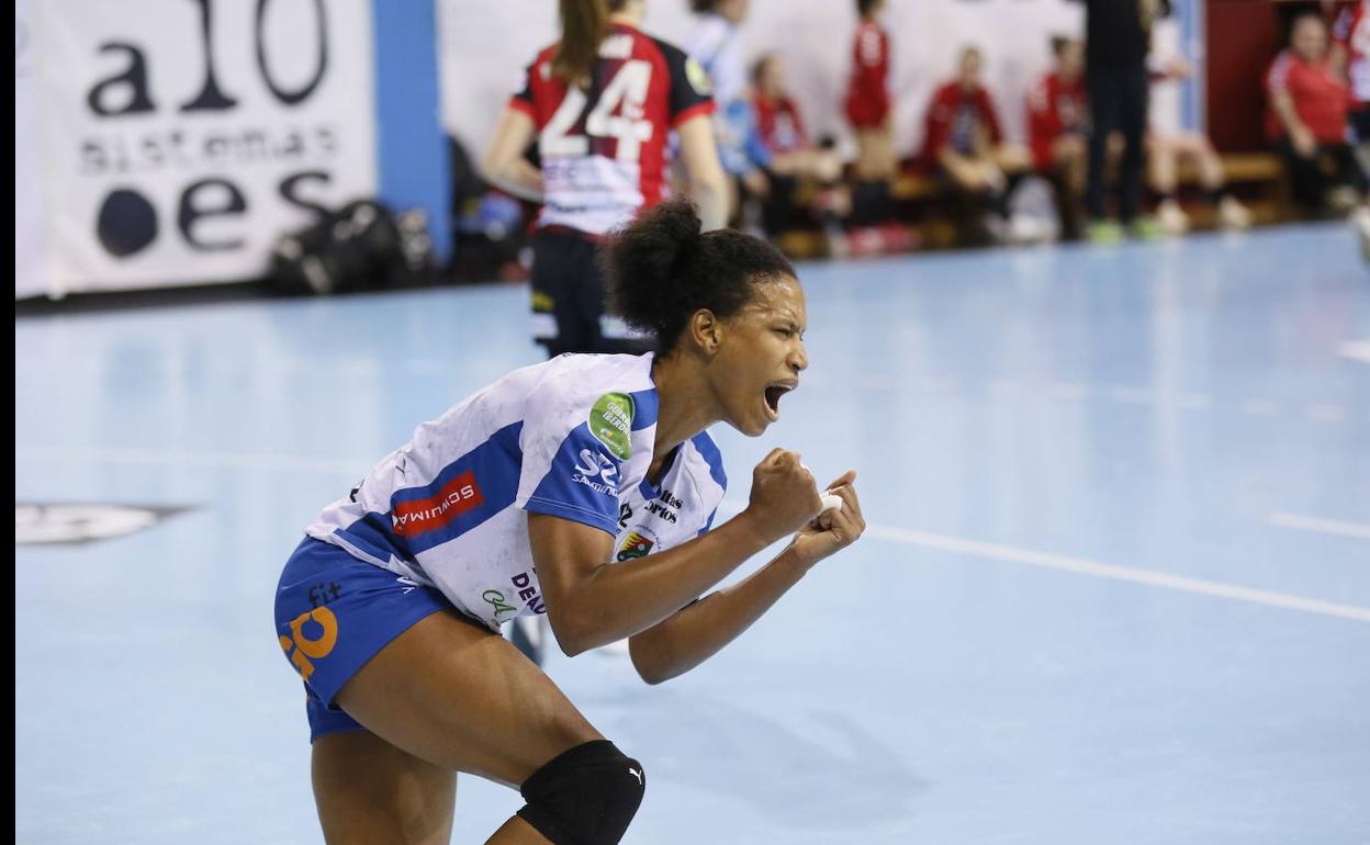 Yunis Camejo celebra un gol en un partido de liga. 