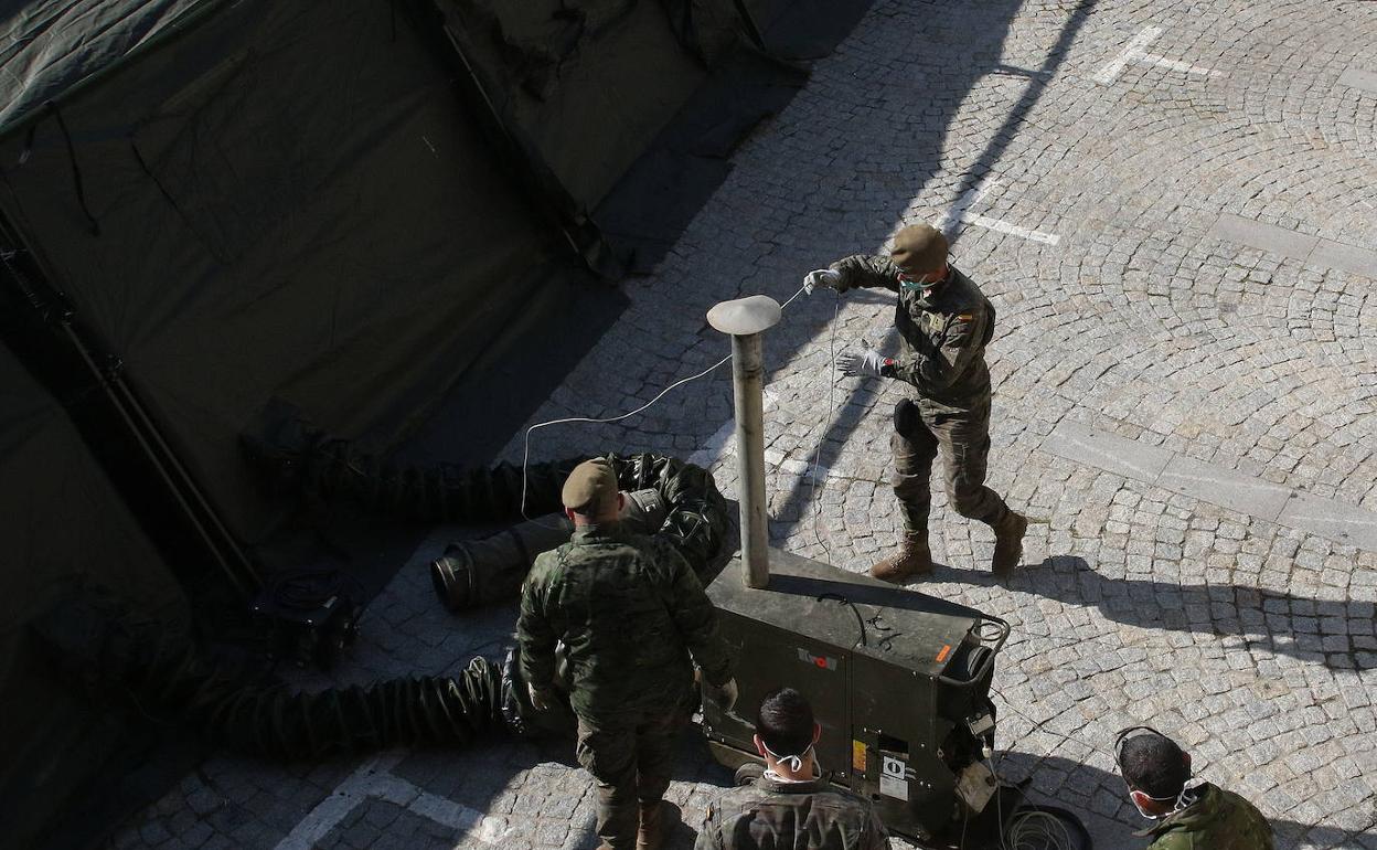 Miembros del Ejército, durante la instalación del hospital de campaña. 