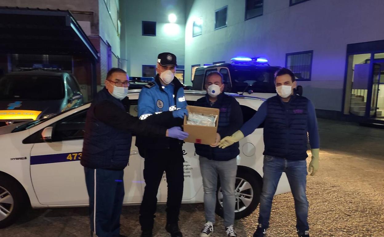 Donación de mascarillas de la Policía Municipal a Radio Taxi Metropolitano Valladolid. 