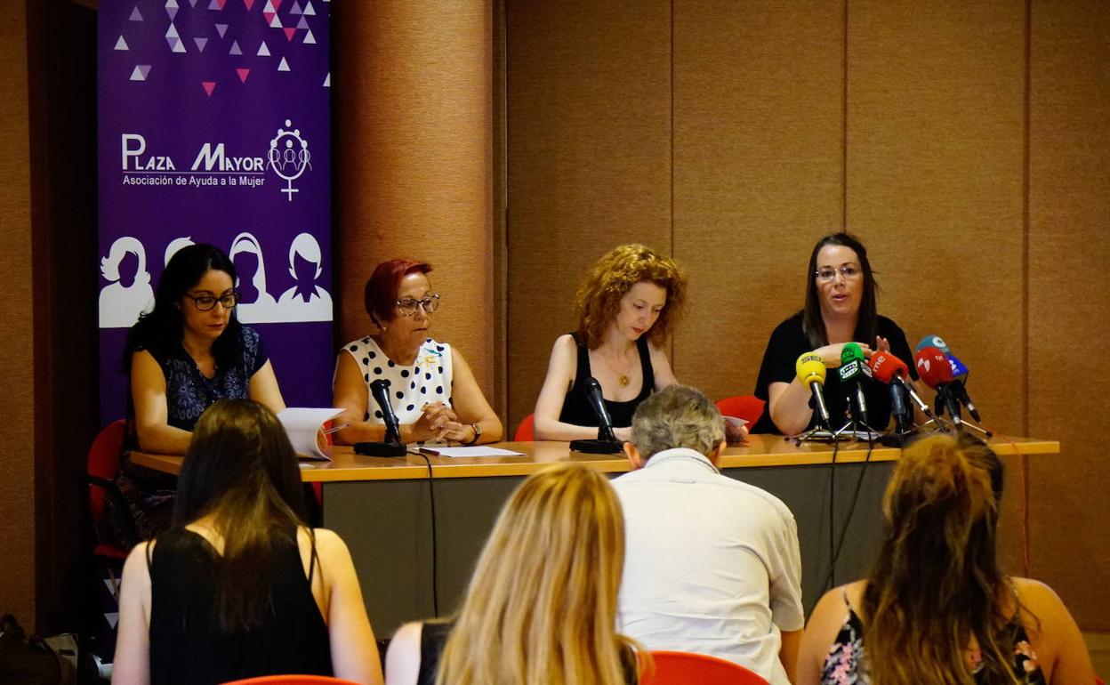 Presentación de una de las campañas de la Asociación de Ayuda a la Mujer Plaza Mayor.