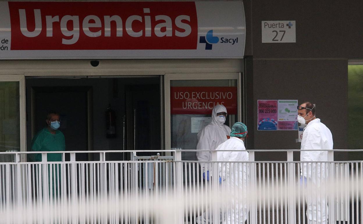 Personal sanitario a la puerta de la Urgencias en el Hospital General de Segovia. 