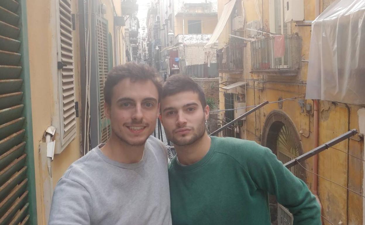 Amadeo González y Víctor Torres, en el balcón de su casa en Nápoles. 