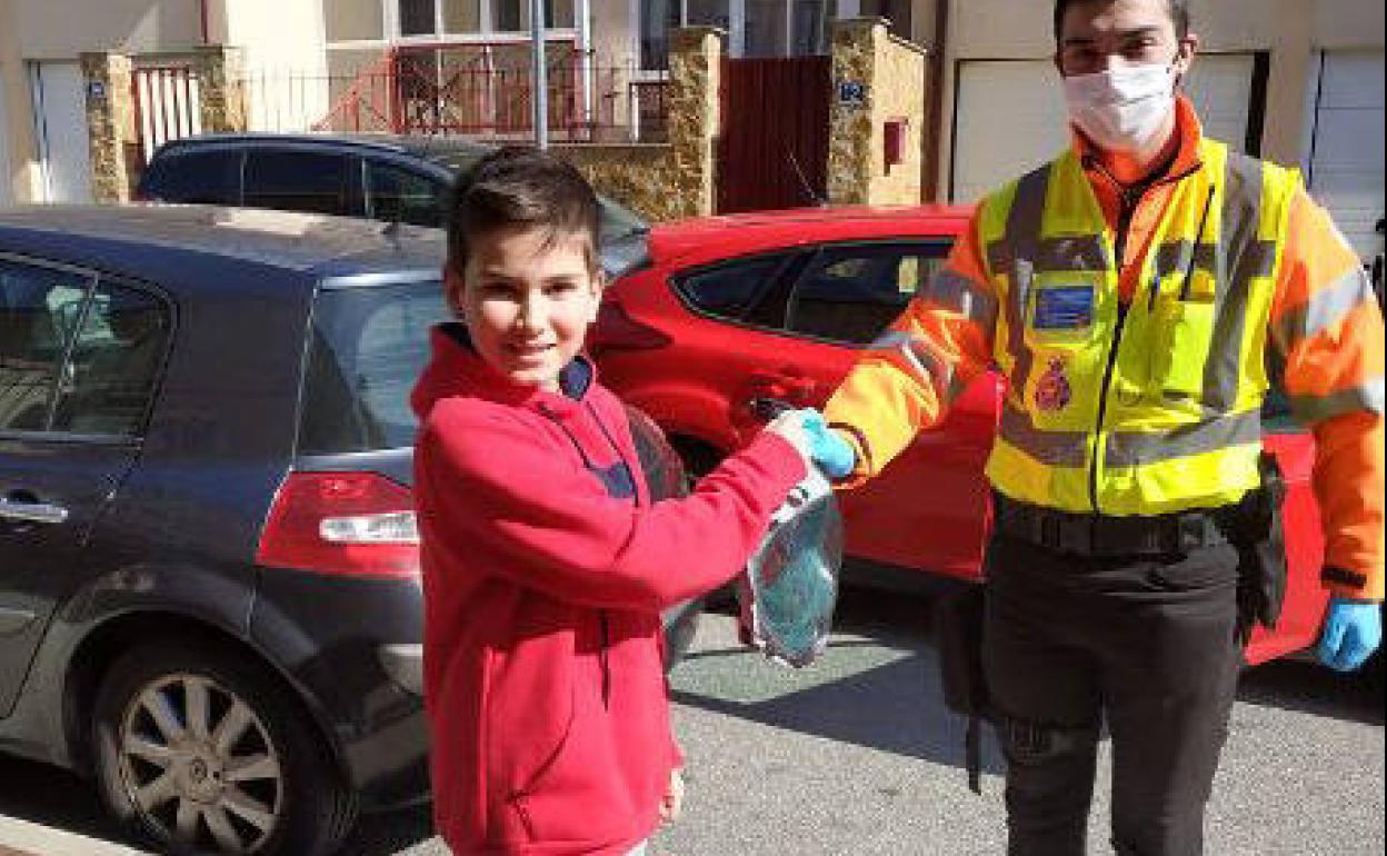 Ramón, un niño segoviano, dona su máscara acuática. 