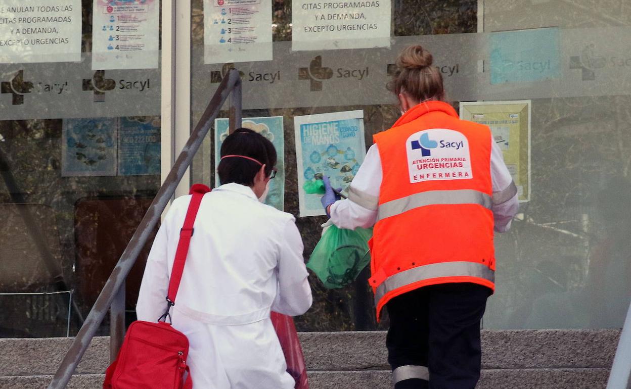 Un sanitario y emergencias acceden al centro de salud de Santo Tomás, en la capital. 