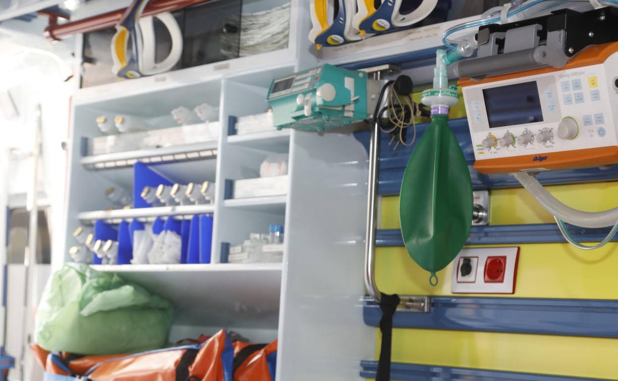 Equipamiento en el interior de una ambulancia. 