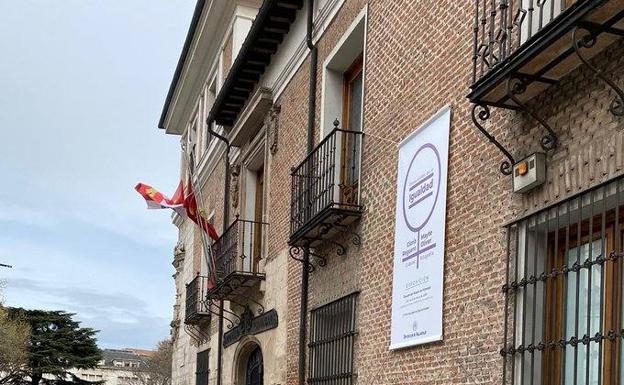 Las banderas ondean a media asta en municipios de Valladolid en señal de duelo por los fallecidos