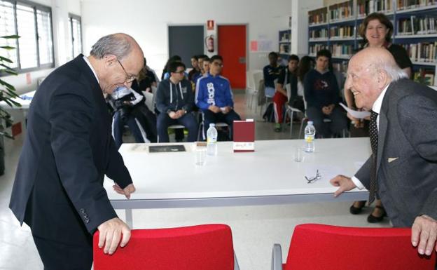 El historiador Teófanes Egido y José Jiménez Lozano, en un encuentro de 2016 con alumnos del IES que lleva el nombre del Premio Cervantes, en el barrio vallisoletano de Parquesol. 