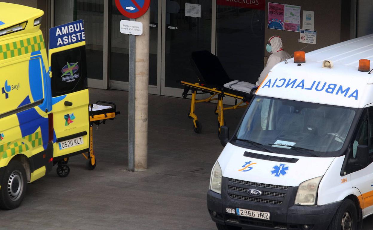 Un sanitario en la puerta del hospital. 