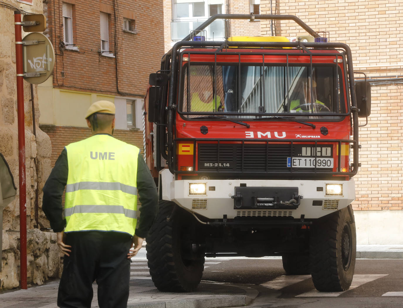 La UME desinfecta los lugares con mayor riesgo de contagio en Palencia. 