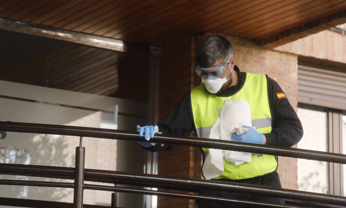 La UME desinfecta los lugares con mayor riesgo de contagio en Palencia. 