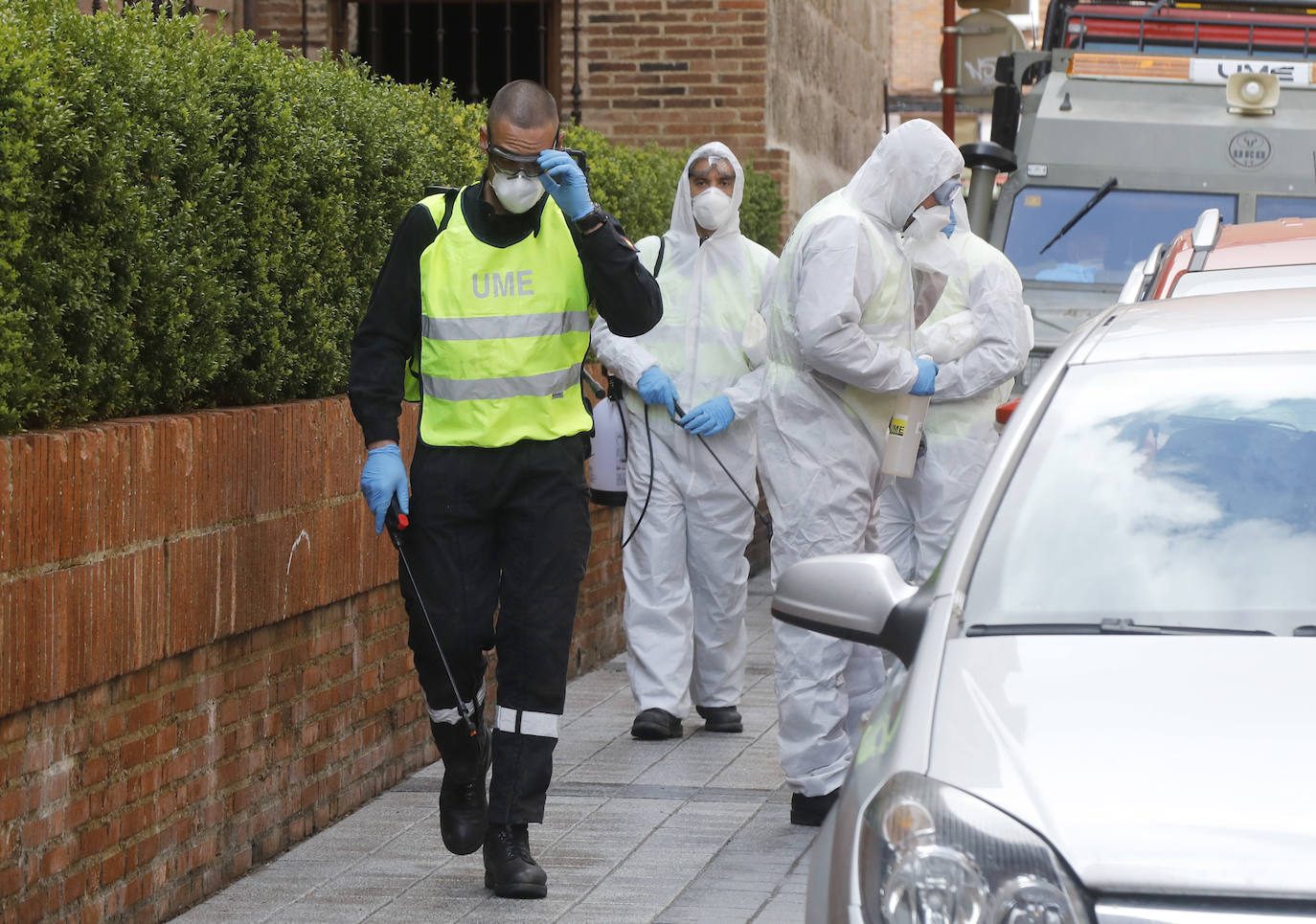 La UME desinfecta los lugares con mayor riesgo de contagio en Palencia. 