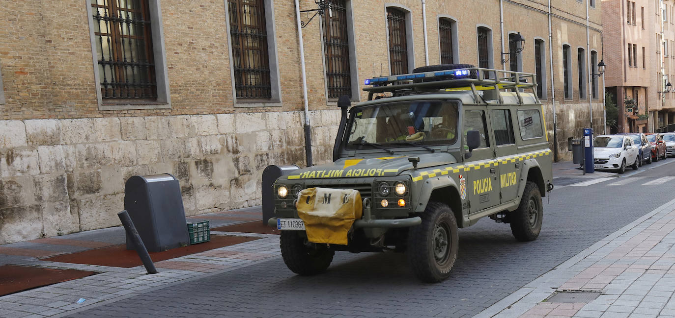 La UME desinfecta los lugares con mayor riesgo de contagio en Palencia. 