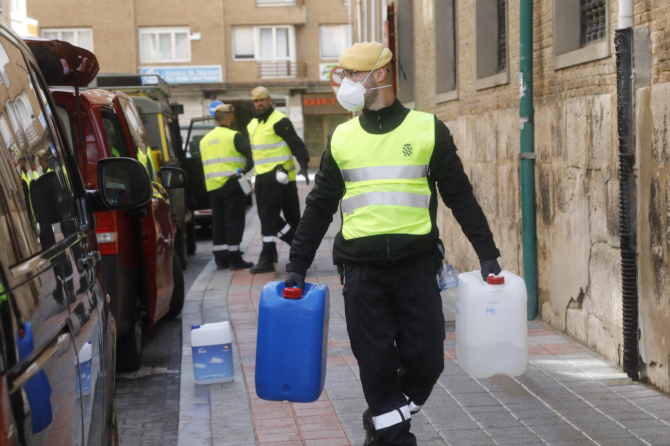 La UME desinfecta los lugares con mayor riesgo de contagio en Palencia. 