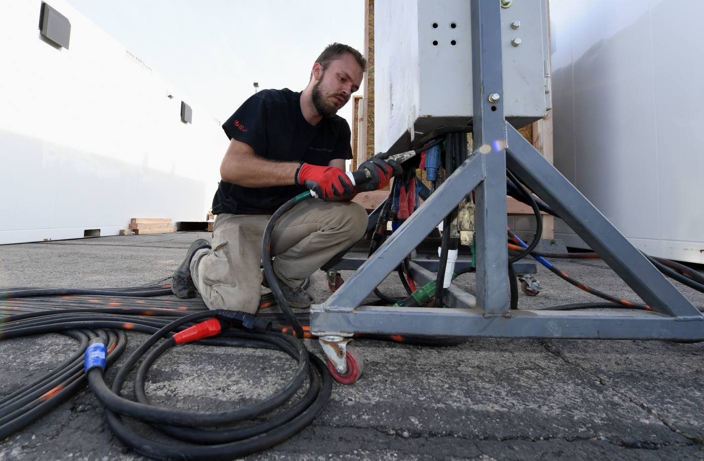 Medio millar de gente sin hogar se ha quedado al raso al cerrase un centro de caridad donde pasaban la noche por el Covid-19 en Las Vegas. Las autoridades han instalado un albergue provisional en un parking al aire libre.