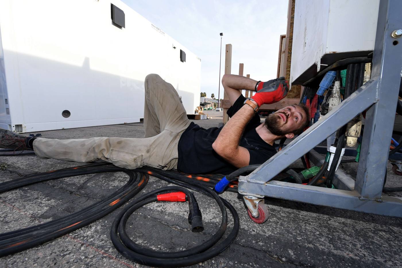 Medio millar de gente sin hogar se ha quedado al raso al cerrase un centro de caridad donde pasaban la noche por el Covid-19 en Las Vegas. Las autoridades han instalado un albergue provisional en un parking al aire libre.