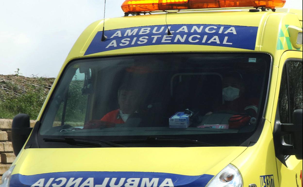 Equipo de emergencias sanitarias en una ambulancia en Segovia. 