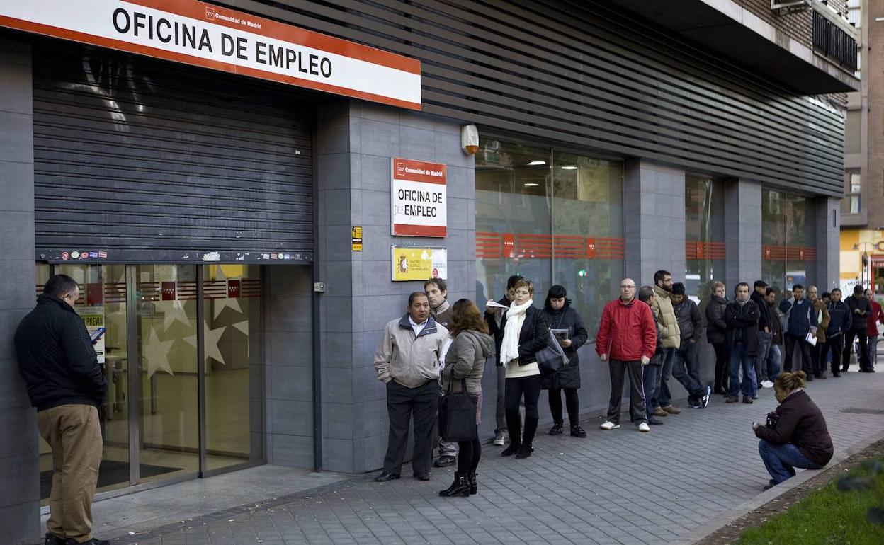 Cola de ciudadanos ante una oficina de empleo.