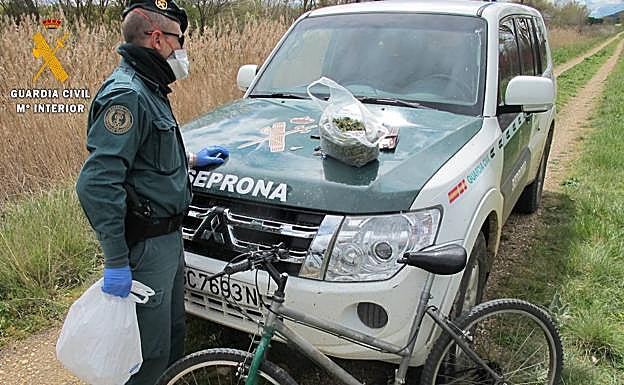 Imagen principal - Coronavirus en Palencia: Interceptan a un ciclista por incumplir el confinamiento y descubren que llevaba 378 gramos de marihuana