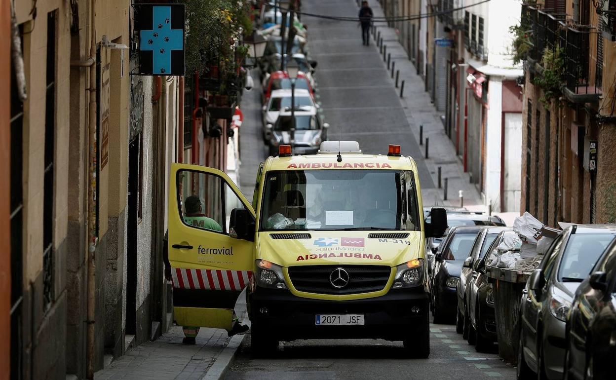 Una ambulancia acude a un domicilio de Madrid. 