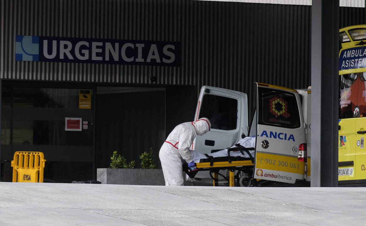 Técnicos ed ambulancia dejan un paciente en las Urgencias del Clínico de Valladolid. 