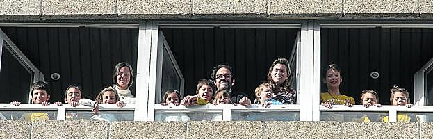 José María Cebrián Ruiz y su esposa, Irene Gervás de la Pisa, asomados a las ventanas con sus once hijos, todos en cuarentena tras haber dado positivo en Covid-19. 