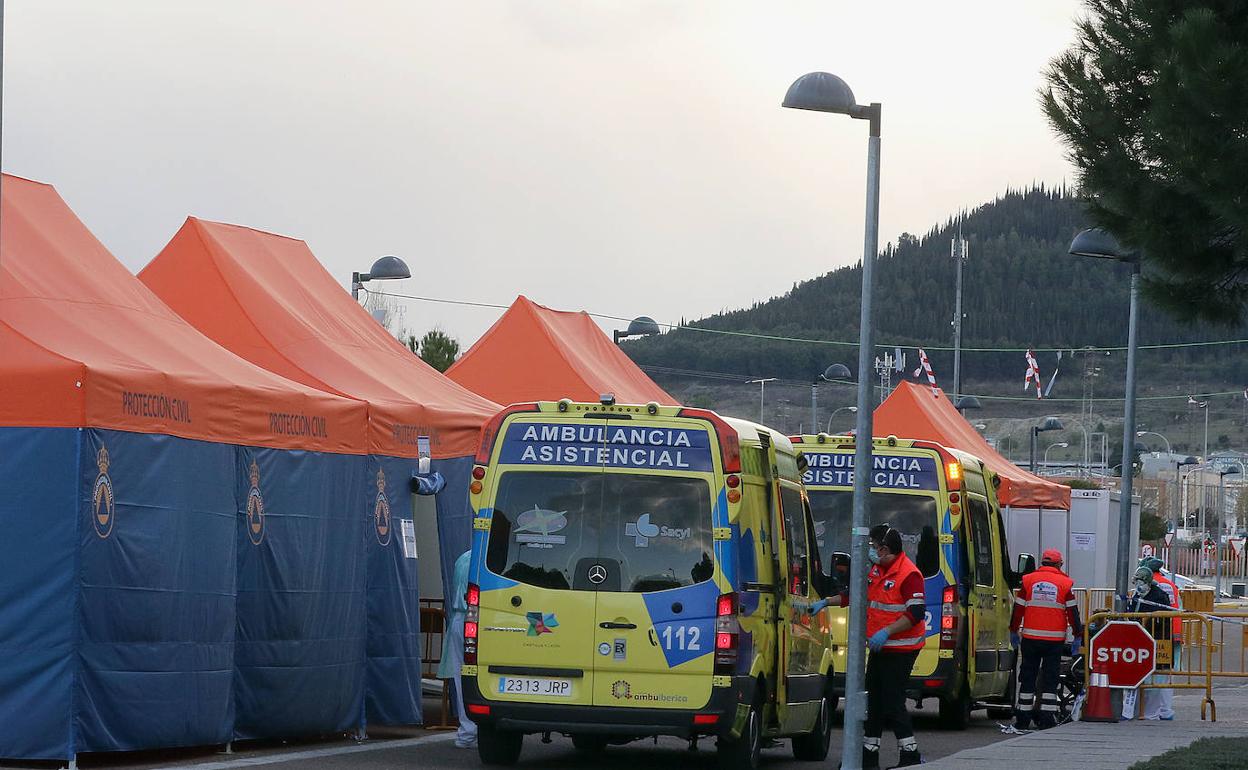 Llegada de ambulancias al triaje del Rio Hortega. 