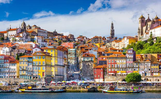 Oporto, asomado a la orilla del Duero. 